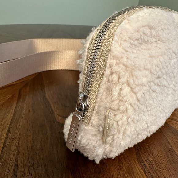 Lululemon Everywhere Belt Bag Fleece - Picture 3 of 11